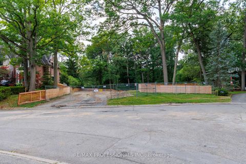 Photo 4 at 10 Woodmere Court, Humber Valley, Toronto