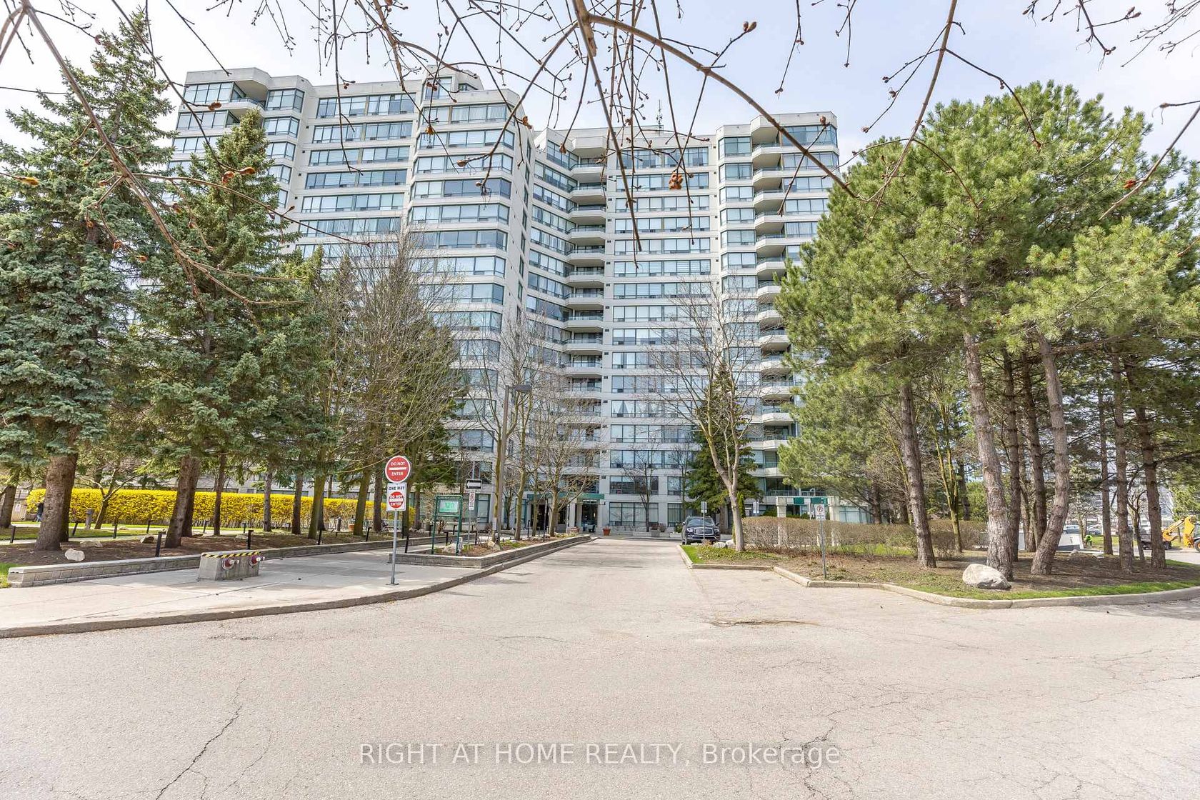1001 - 120 Promenade Circle, Brownridge, Vaughan photo number 2