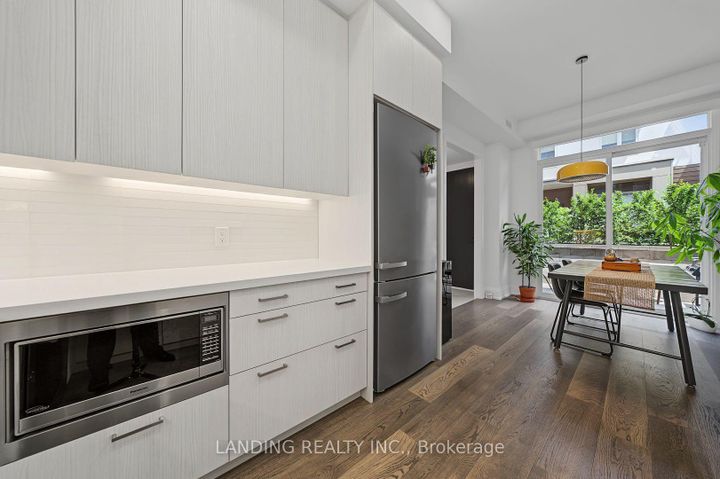 Photo 7 at 7 - 17 Greenbriar Road, Bayview Village, Toronto