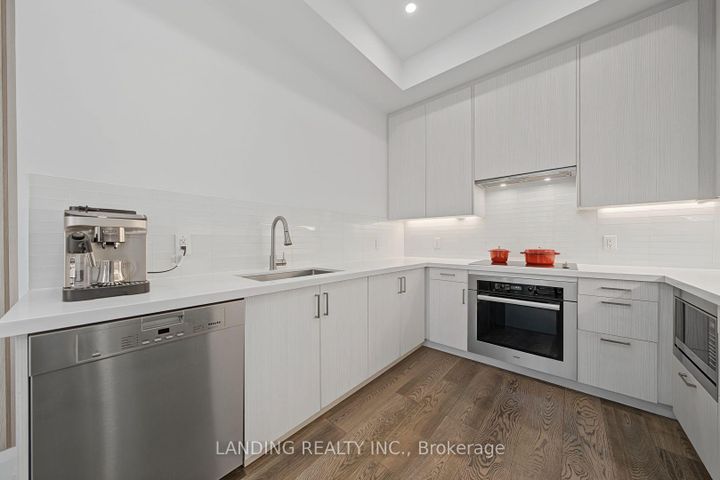 Photo 10 at 7 - 17 Greenbriar Road, Bayview Village, Toronto