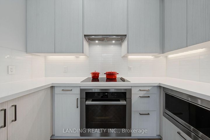 Photo 11 at 7 - 17 Greenbriar Road, Bayview Village, Toronto