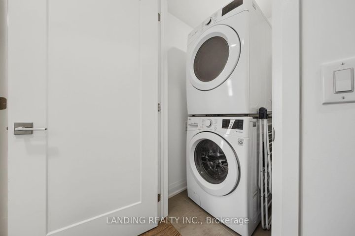 Photo 26 at 7 - 17 Greenbriar Road, Bayview Village, Toronto