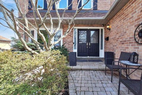 Photo 3 at 15 Beatty Crescent, Aurora Highlands, Aurora