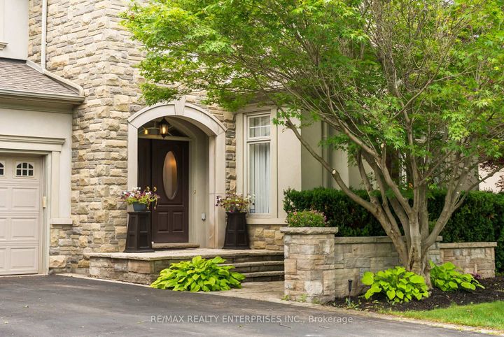 Photo 2 at 535 Canyon Street, Lorne Park, Mississauga