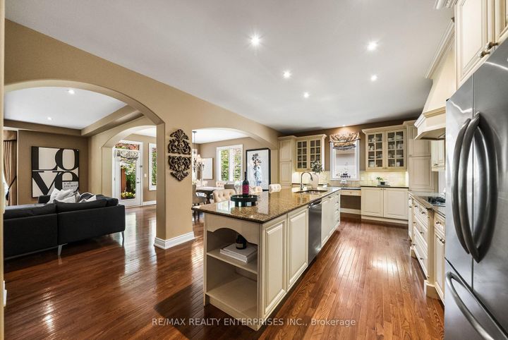 Photo 13 at 535 Canyon Street, Lorne Park, Mississauga