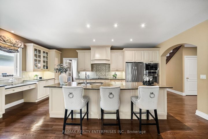 Photo 15 at 535 Canyon Street, Lorne Park, Mississauga