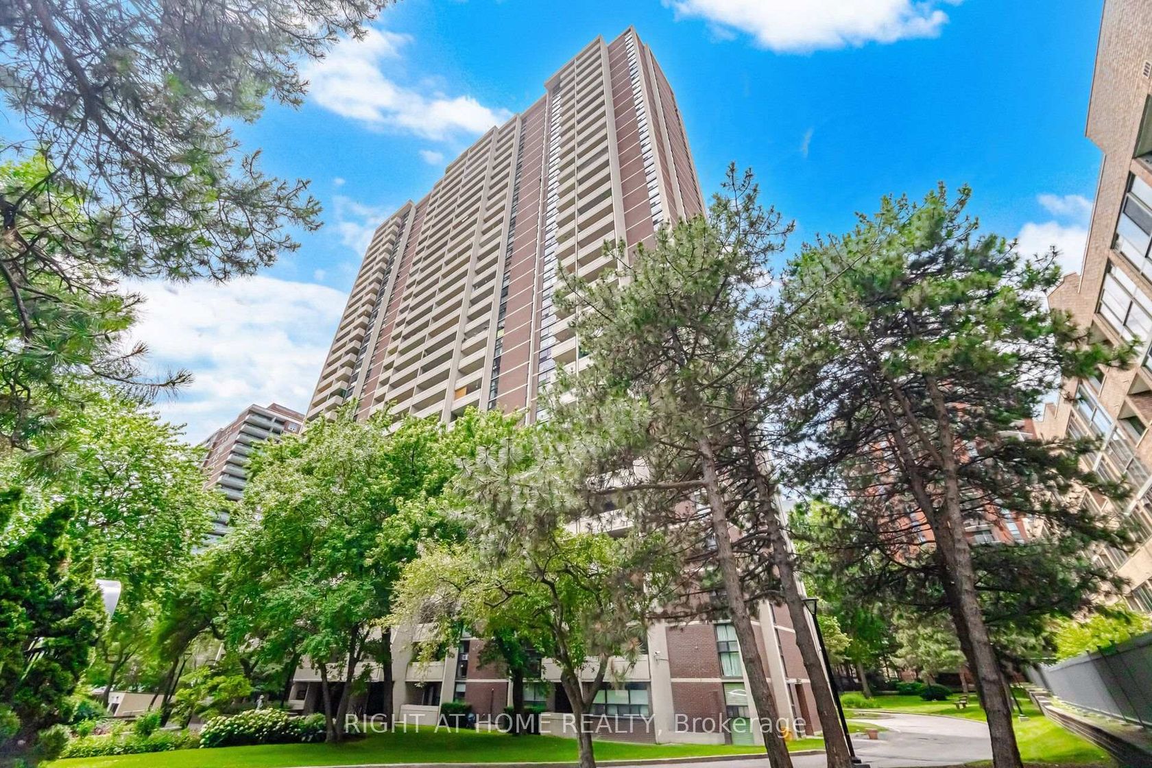 1104 - 40 Homewood Avenue, South St. James Town, Toronto 
