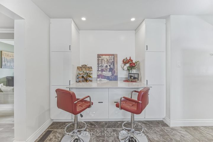 Photo 3 at 15 Braemar Drive, Avondale, Brampton