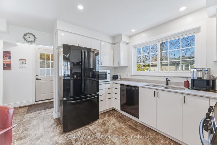 Photo 4 at 15 Braemar Drive, Avondale, Brampton