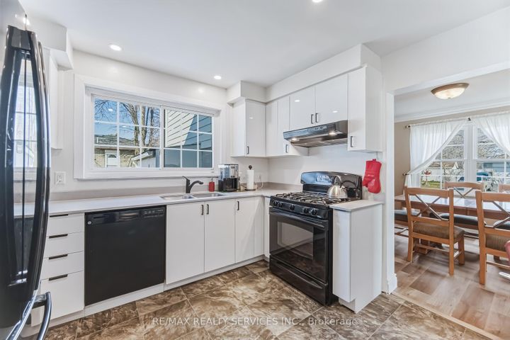 Photo 5 at 15 Braemar Drive, Avondale, Brampton
