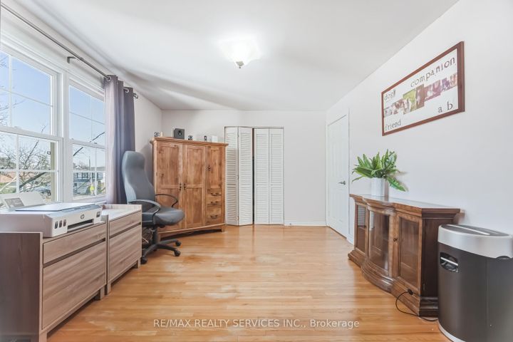 Photo 6 at 15 Braemar Drive, Avondale, Brampton