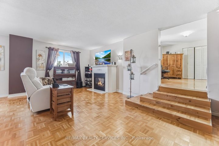 Photo 7 at 15 Braemar Drive, Avondale, Brampton
