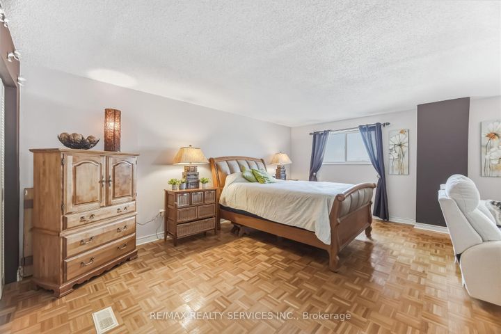 Photo 8 at 15 Braemar Drive, Avondale, Brampton