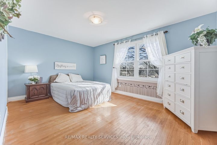 Photo 9 at 15 Braemar Drive, Avondale, Brampton