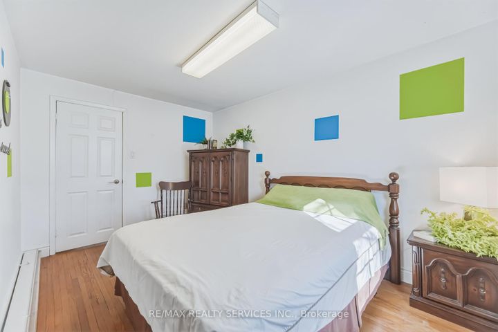 Photo 10 at 15 Braemar Drive, Avondale, Brampton