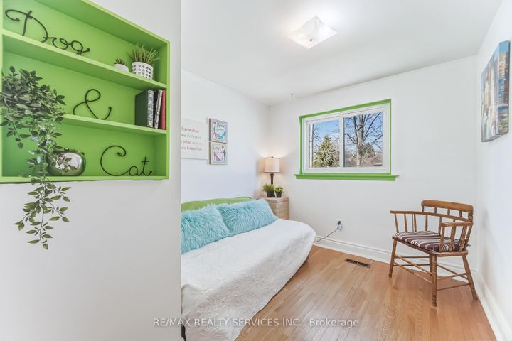 Photo 11 at 15 Braemar Drive, Avondale, Brampton