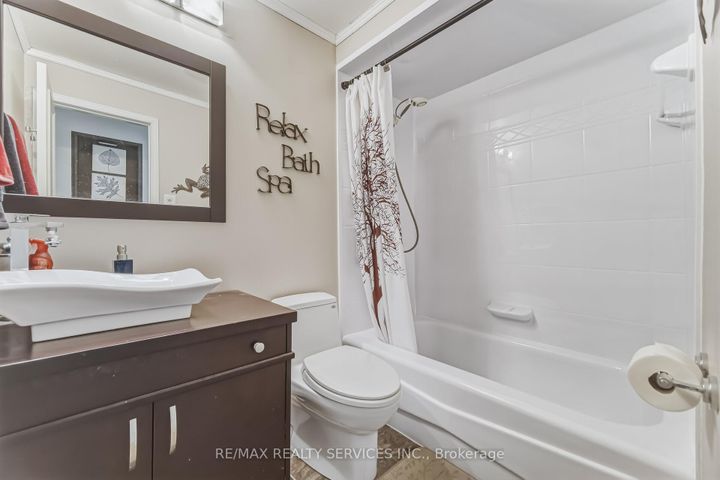 Photo 12 at 15 Braemar Drive, Avondale, Brampton