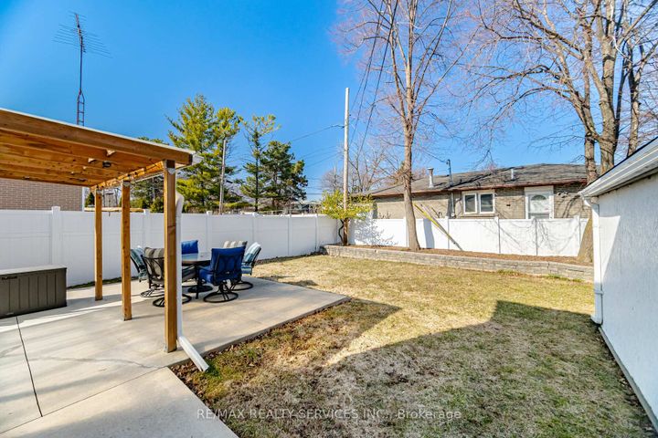 Photo 15 at 15 Braemar Drive, Avondale, Brampton
