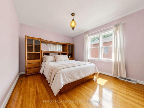 Photo 8 at 9 Detling Court, Clairville, Toronto