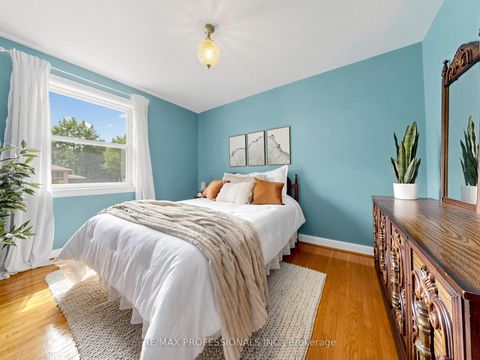 Photo 11 at 9 Detling Court, Clairville, Toronto