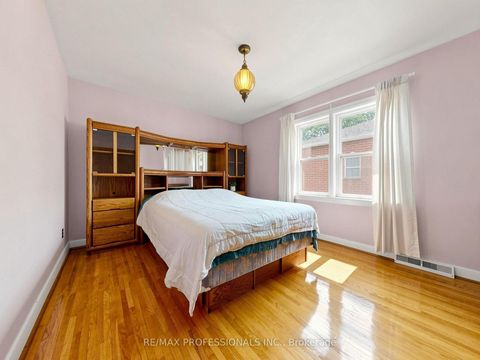 Photo 33 at 9 Detling Court, Clairville, Toronto