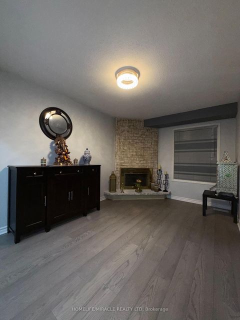 Photo 4 at 163 Mabley Crescent, Lakeview Estates, Vaughan