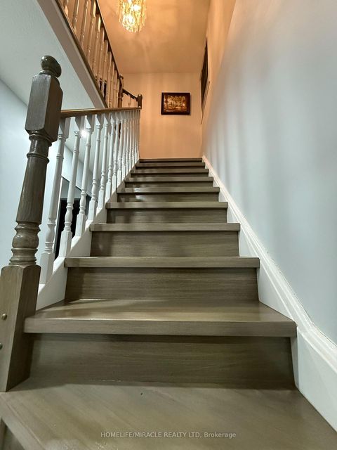 Photo 7 at 163 Mabley Crescent, Lakeview Estates, Vaughan