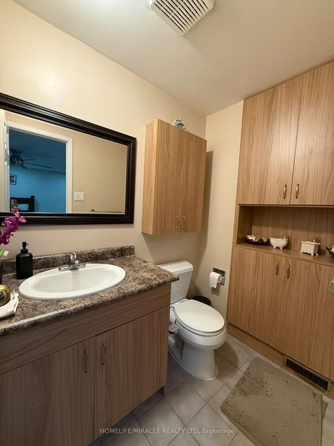Photo 10 at 163 Mabley Crescent, Lakeview Estates, Vaughan