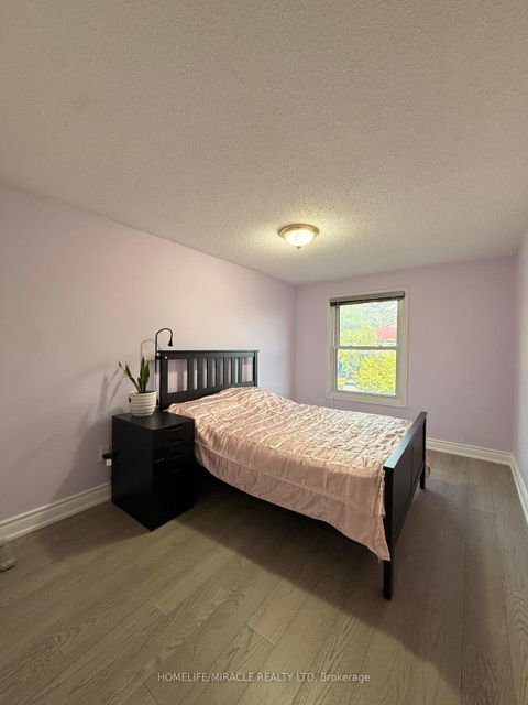Photo 11 at 163 Mabley Crescent, Lakeview Estates, Vaughan
