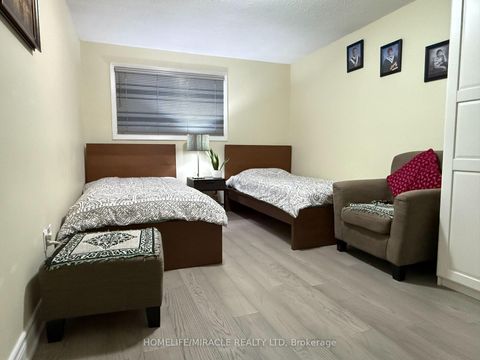 Photo 12 at 163 Mabley Crescent, Lakeview Estates, Vaughan