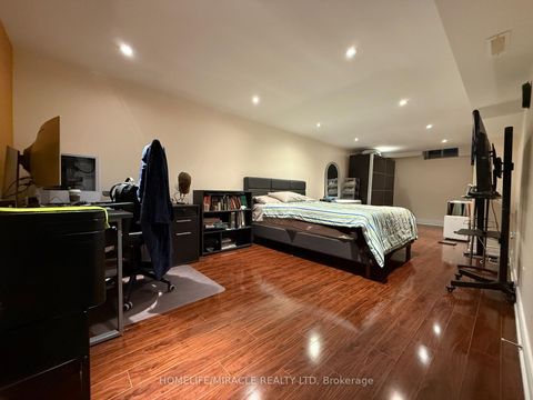 Photo 14 at 163 Mabley Crescent, Lakeview Estates, Vaughan