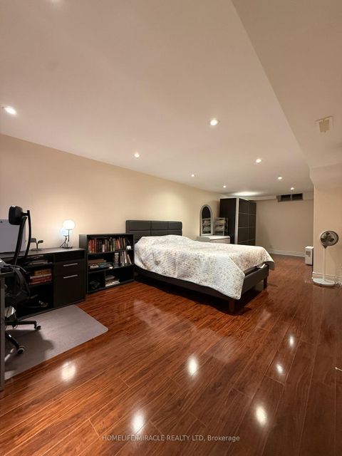 Photo 15 at 163 Mabley Crescent, Lakeview Estates, Vaughan
