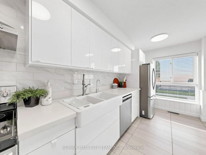 Photo 11 at 60 Tangle Briar Way, Bayview Village, Toronto