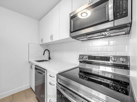 Photo 14 at 302 - 580 Christie Street, Wychwood, Toronto