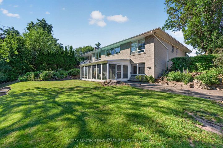 Photo 3 at 14 Heathview Avenue, Bayview Village, Toronto