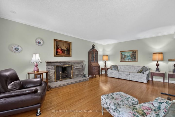 Photo 8 at 14 Heathview Avenue, Bayview Village, Toronto