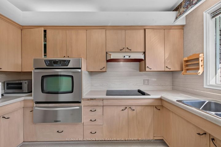 Photo 25 at 14 Heathview Avenue, Bayview Village, Toronto