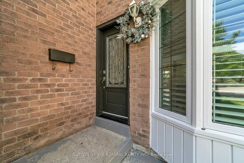 Photo 3 at 10 Park Lane Circle, South Richvale, Richmond Hill