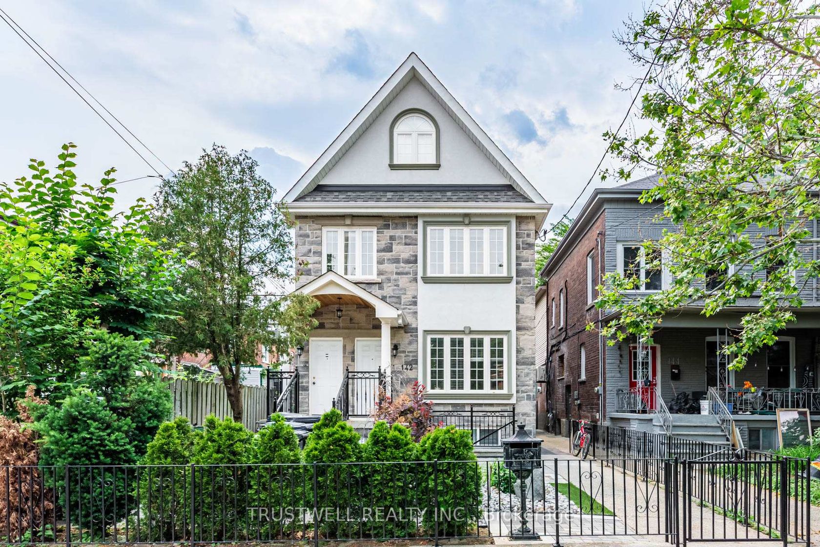 142 Borden Street, University, Toronto 