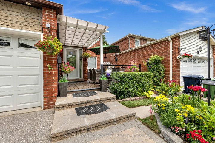 Photo 1 at 4 Apsco Avenue, West Hill, Toronto