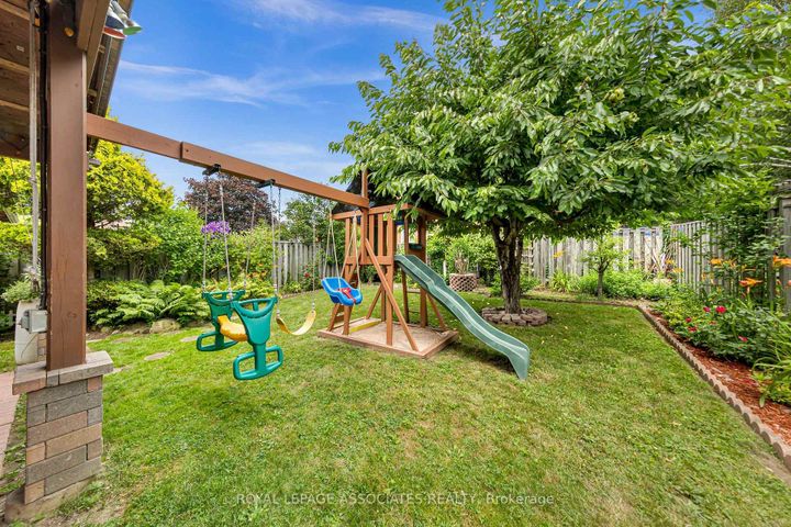 Photo 6 at 4 Apsco Avenue, West Hill, Toronto