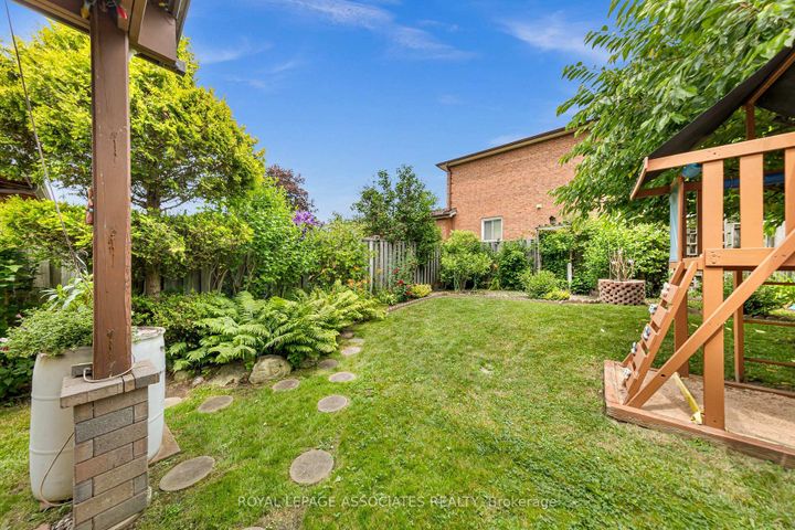 Photo 7 at 4 Apsco Avenue, West Hill, Toronto