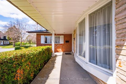 Photo 5 at 57 Gloxinia Crescent, L'Amoreaux, Toronto