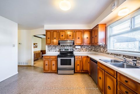 Photo 11 at 57 Gloxinia Crescent, L'Amoreaux, Toronto