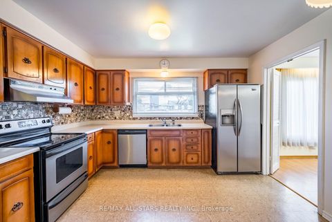 Photo 12 at 57 Gloxinia Crescent, L'Amoreaux, Toronto