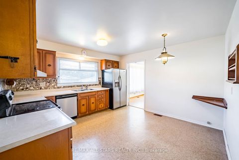 Photo 13 at 57 Gloxinia Crescent, L'Amoreaux, Toronto