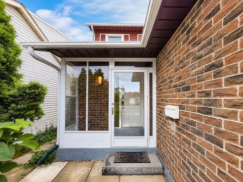 Photo 2 at 82 Radwell Crescent, Milliken, Toronto