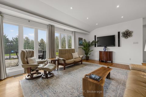 Photo 7 at 16365 Bathurst Street, Summerhill Estates, Newmarket