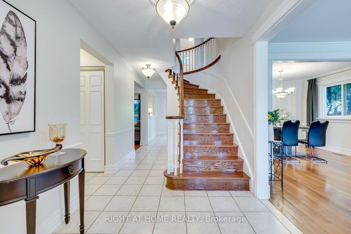 Photo 2 at 1025 Vanier Drive, Lorne Park, Mississauga