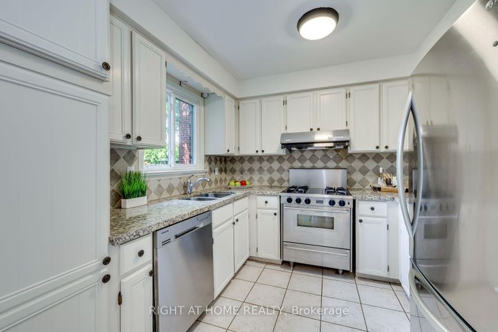 Photo 9 at 1025 Vanier Drive, Lorne Park, Mississauga